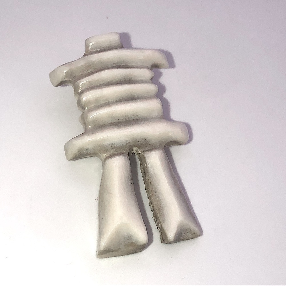 𝅺vtg Carved Horn Inukshuk Brooch 1.9”